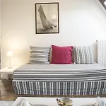 לינה וארוחת בוקר Les Du Chateau Du Rozel